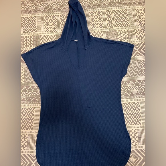 Blouse with hood - Picture 1 of 1